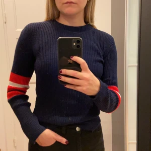 Stickad tröja - Snygg stickad tröja med rött och vitt i armvecket💐