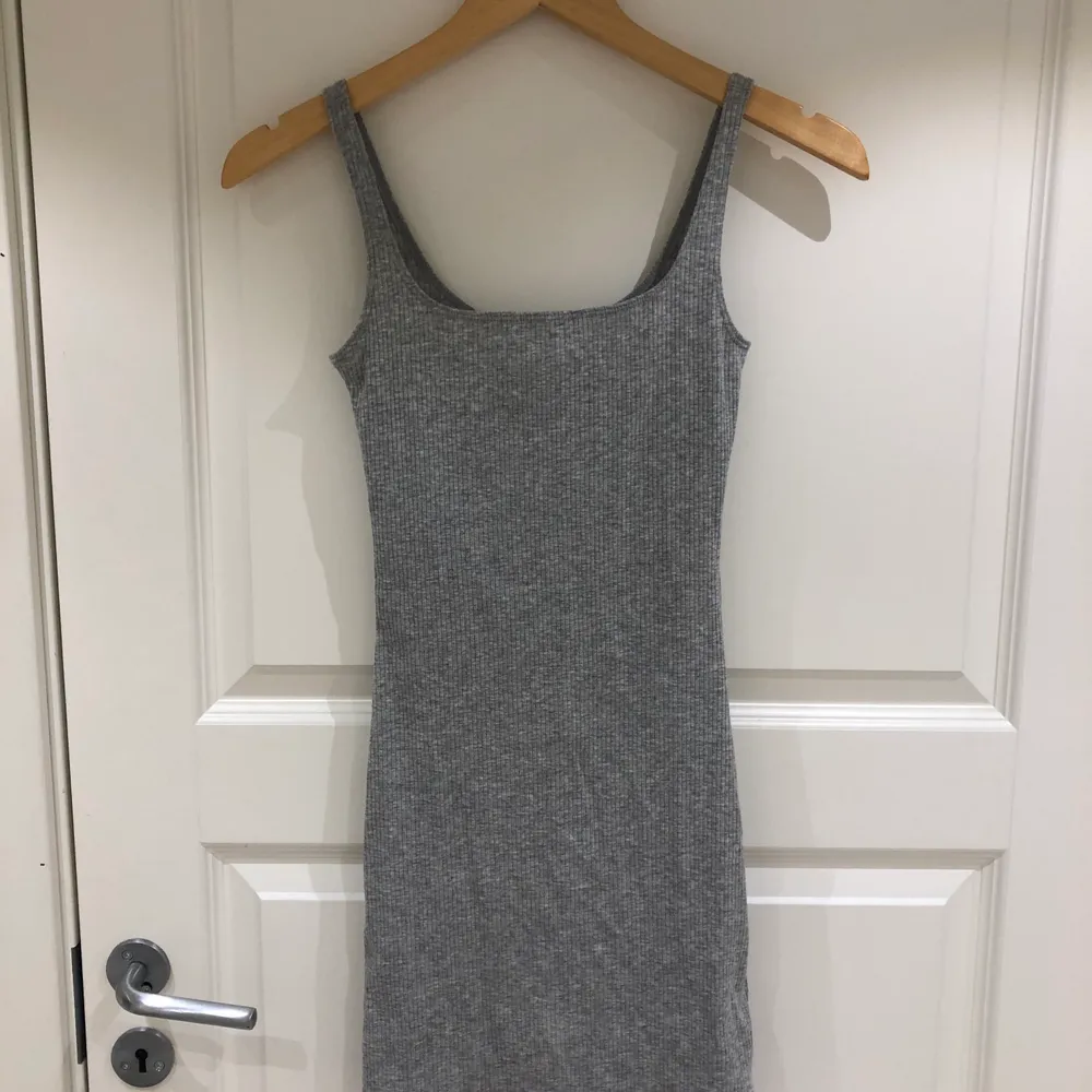 Säljer min grå klänning från h&m. Aldrig använd pga att den är för kort på mig (är 174 cm). Klänningar.