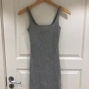 Säljer min grå klänning från h&m. Aldrig använd pga att den är för kort på mig (är 174 cm)