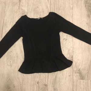 Svart peplum topp - Svart peplum topp. Storlek XS. Vid intresse kan eventuellt fler bilder skickas.