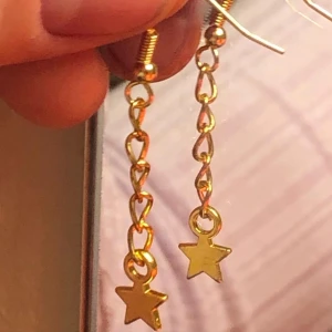 Halsband  - Örhängen med guldstjärnor 🌟 Pris: 49 kr  Frakt: 11 kr  Kontakta mig vid intresse eller frågor!  