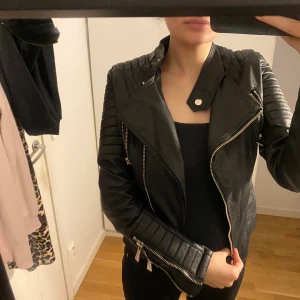 En Chiquelle skinnjacka - Storlek 34 men passar 36