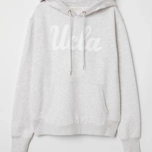 Grå hm hoodie  - Grå hm hoddie stl s  📍Kunden betalar frakten! Frakten ligger runt 22-110kr, beroende på vikten. Vill du däremot ha paketet spårbart ligger priset runt 103-191kr, beroende på vikten.  Jag skickar endast!  💵Betalningarna sker via Swish.  Ni skickar namn, adress, postnummer och ort. Jag skickar numret, och jag skickar inte iväg paketet INNAN jag fått en Swish med den giltiga summan. Jag tar en bild när paketet är redo att posta. 