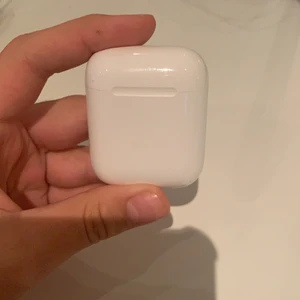 AirPods skal - Säljer ett tomt AirPods skal för er som kanske har kvar airpodsen men tappat bort själva skalet🤣! Bra skick!!! 
