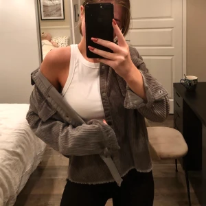 Manshesterskjorta - En grön superfin manshesterskjorta i grönt! Från zara nypris 399kr. Aldrig använd men inga lappar finns kvar. Supersnygg att ha som en overshirt!! 150kr + frakt eller bud om fler är intresserade 