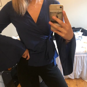 Blus  - Super fin blus i marinblått från NAKD. Säljes då den bara använts en gång och inte kommer till användning längre. Storlek 34/36
