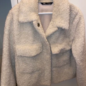 Teddy jacka (ZARA) - Använd 2 gånger bara, storlek L men passar en M också. Jag har använt en axelremsväska när jag haft denna så den har blivit lite missfärgad på ena axeln. Men inget som syns mycket alls. 