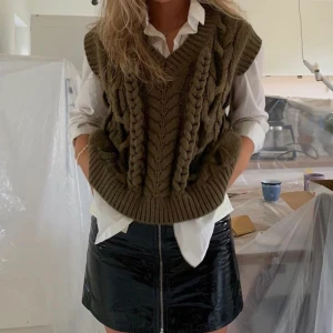 Stickad väst - Säljer denna populära väst i vit! Inte grön som på bilden men det är exakt samma väst! Andvänd fåtal gånger