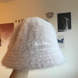 Buckethat - En ljusrosa buckethat i fluffigt material från urban outfitters. Använd max 5 ggr så i väldigt bra skick, inga fläckar eller slitningar. Jag har S i moppehjälm och hatten passar mig perfekt, skulle passa ett lite mindre huvud också. 70kr + frakt. 