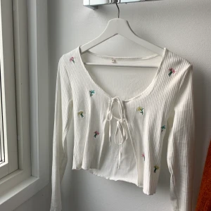 Stickad topp - Stickad topp i storlek xs, aldrig använd.