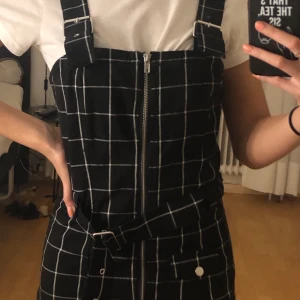 Rutig klänning - En snygg klänning med rutigt mönster, köpt på H&M. Aldrig använd. Kunde inte prova den i affären när jag köpte den och insåg sedan att den var för stor, orkade aldrig lämna igen den. Den är i storlek 36, men den går att reglera till någon storlek större. Orginalpris 139 - 149kr, kommer inte riktigt ihåg. Frakt tilkommer😋💞