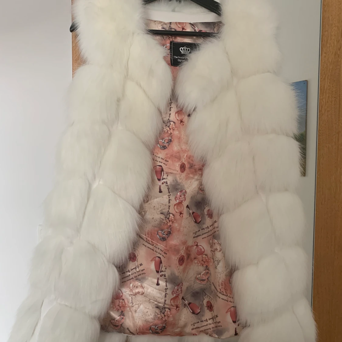 Vit väst i fuskpäls