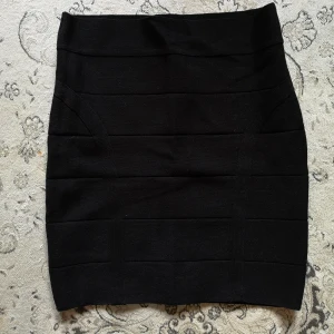 Bandage kjol från Bebe - Svart bandagekjol från Bebe i Hervé Légerstil. 