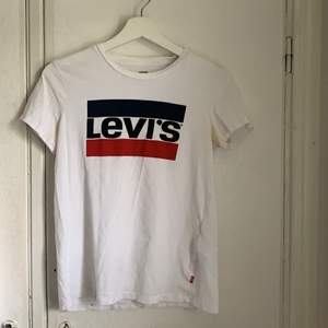 Levis T-shirt med tryck. I storlek S. 