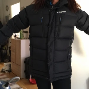 Everest advanced adv technolgy  - Svart vinterjacka med turkost foder från Everest. 