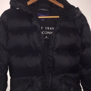 Jacka  - Säljer min dunjacka som är köpt på Plick. Har använt den ungefär en vinter men är i god skick. Första bilden är lånad ifrån nätet så skriv privat ifall för fler bilder😃 400+ frakt