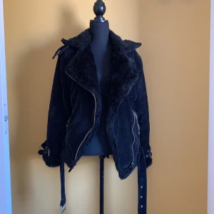 Vinter jacka - Vinterjacka. Den är väl använd och saknar en räm (stans på sista bilden). Därav biligt pris