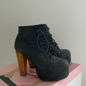 Jeffrey Campbell platå klackar i orginal förpackning - Äkta Jeffrey Campbell klackar, 14 cm klackhöjd med platå framtill. Otroligt bekväma. Och i fint skick! Original pris 1800.