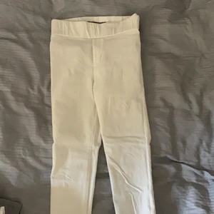 Vita byxor från bikbok - Vita byxor/tjockare leggings från Bikbok. Storlek S