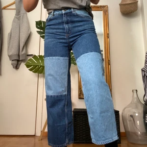 Blåa jeans - Intressekoll på mina blå och ljusblå monkijeans. Går ungefär till anklarna på mig som är 172. Buda i kommentarerna 💞💞