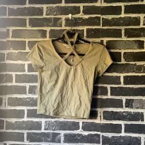 Grön t-shirt - Säljer åt min syster: söt grön t-shirt från new yorker. Fråga för fler bilder:)