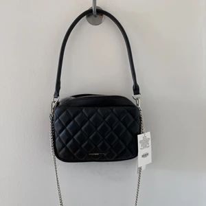 Bershka väska  - Jag säljer en helt ny väska. Aldrig använda! Säljer pga att jag köpte fel :( 