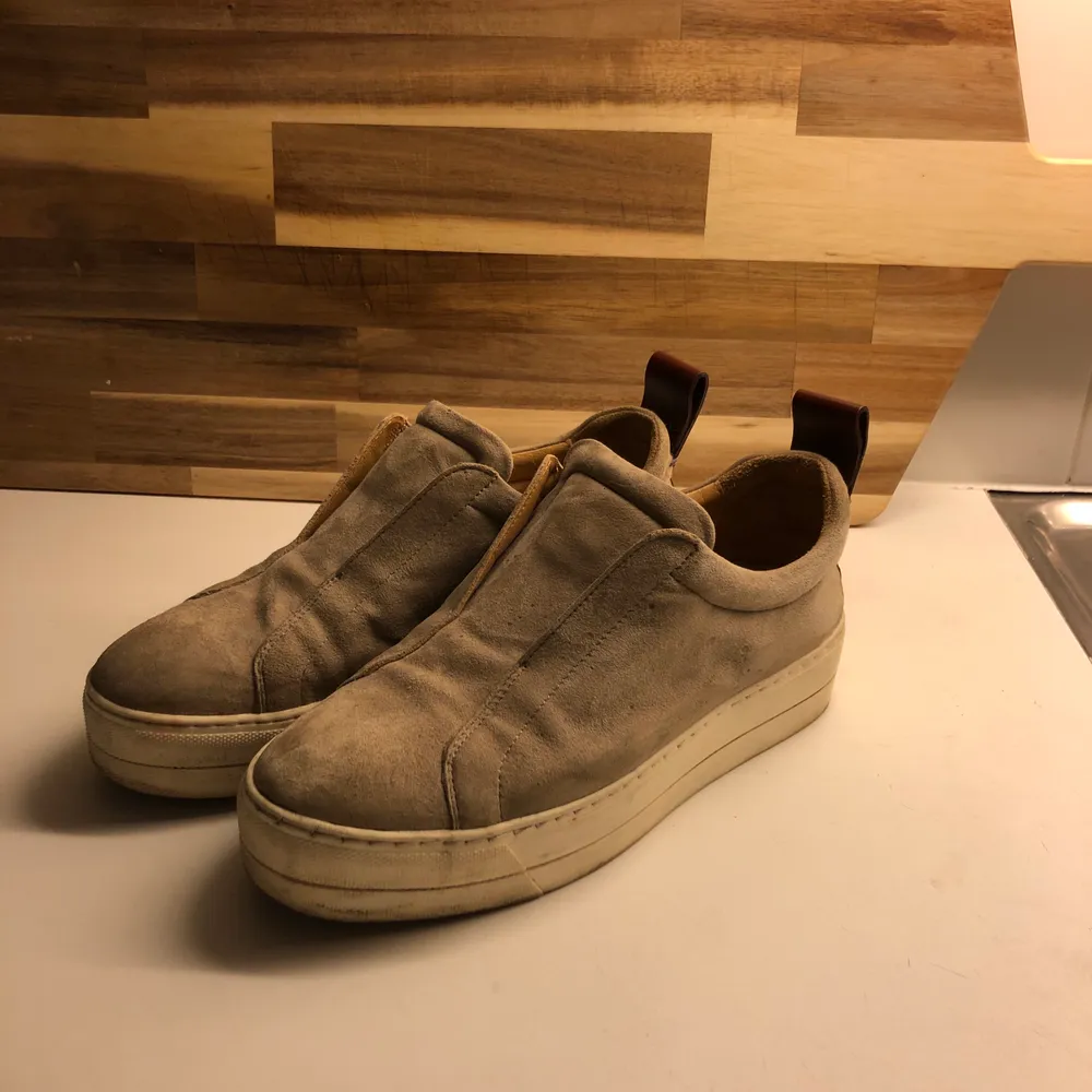 Jättesnygga sneakers med tjock sula från Marlene Birger. Använt skick. Köparen betalar ev. frakt. Kan mötas upp i Stockholm C.. Kengät.