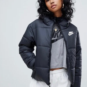 NIKE NSW SYNTHETIC FILL JACKET - Säljer nu min underbart mysiga och varma Nike NSW Syn Fill Jacket!🤍 Den är i väldigt gott skick och köptes för 1099kr. Den är supervarm och puffig, och den går även att vända ut och in! På ena ”vanliga sidan” är den helt svart på ryggen, och vänder man den ut och in är det en Nike logga på ryggen. Vill ni se detta kan ni be om bilder i chatten! Jag möts upp i Skellefteå eller fraktar paketet. Köparen står för frakten! Kan gå ner i pris vid snabb affär🥰