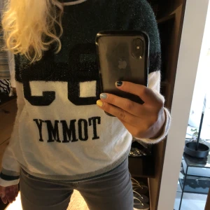 Stickad tröja  - Glittrig tröja från tommy Hilfiger, aldrig använd