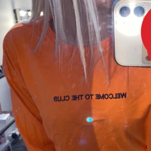 Långärmad tröja  - Långärmad tröja från carlings i färgen orange. På står det ”welcome to the club” och är väldigt cool och sticker ut! Denna kommer tyvärr inte till användning längre då de va min favvo innan! Storlek S och kostar 40kr (köparen står för frakten) ✨ går även att buda 
