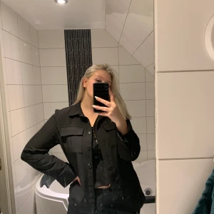 svart overshirt - Jättefin overshirt/tunn kavaj från nakd! Knappt använd, jättefint skick! Nypris 500kr💕 storlek 42