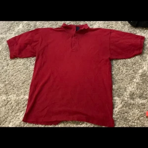Röd skjorta - Röd skjorta, osäker på storleken då den är köpt second hand och inte har någon lapp men jag tycker den motsvarar en L/XL