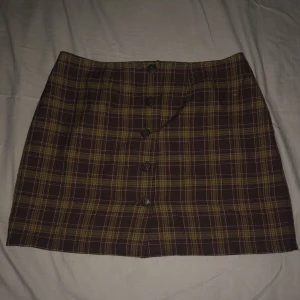 Söt kjol från HENNES stl - Säljer denna söta kjol från HENNES då jag knappt tagit användning av den efter jag köpte den, de är storlek 40, skulle säga passar som en L men passar M perfekt oxå. Hög midja.  Startar på 50 men om man vill buda gör man de i kommentarerna, köparen står för frakten:)