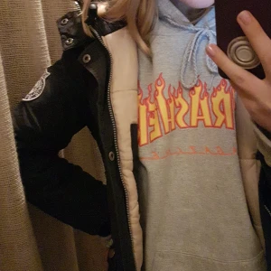 Mörkblå Svea jacka  - Säljer nu min ääääälskade Svea jacka💙💙💙 Använd hela förra vintern men ändå i bra skick. Strl 150. Super varm! Jätte fin och passar typ till allt. Buda!