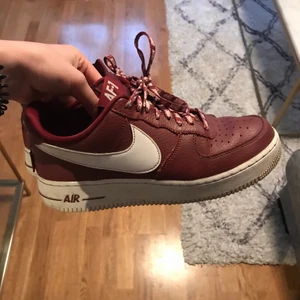 Airforce1 Nike - Airforce1 Nike, burgundy. Worn quite a bit. Size 40.5. 100 kr + shipping 💓