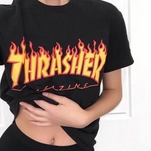 Svart flame trasher T- shirt strl. S  - Säljer en as cool svart strasher T-shirt i strl S. Tröjan är i bra skick och säljes pga att den inte används. Passformen är lite oversized och passar de som har strl XS-M beroende på hur man vill att den ska sitta mm. Priset ligger på 150kr + frakt. 😚