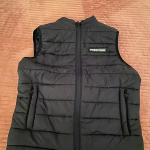 Cross sportswear  - Jag har inte använt den här så ofta men är super bekväm och inga märken eller hål😊fast jag som har s passar den perfekt på mig❤️vi kan diskutera om priset❤️säljer eftersom att jag har en lika dan:)