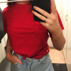 Snygg T-shirt  - En snygg T-shirt med raw-cut edges på ärmar. 