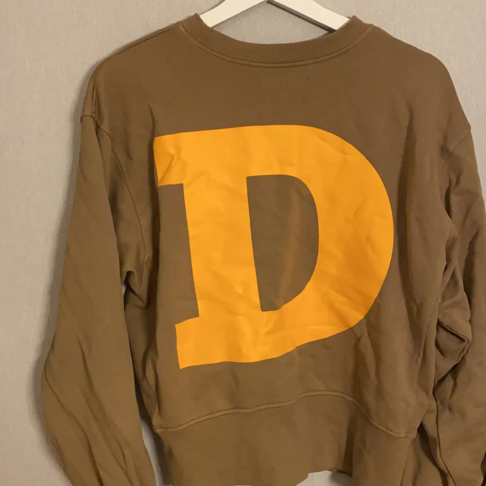 Snygg colage tröja från bikbok med mycket mudd i ärmar samt vid tröjans slut. Den har ett tryck på baksidan ett oranget D.. Tröjor & Koftor.
