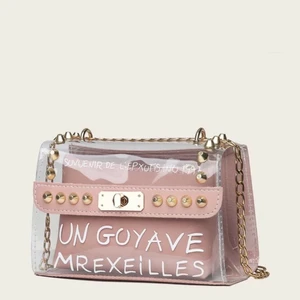 Rosa axelremsväska  - Superfin genomsynlig  axelremsväska  med guldiga detaljer och kedja. Kommer med en mindre väska inuti. Remlämgd: 120 cm. 