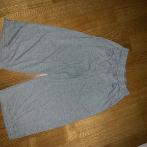 Gråa mjukisbyxor  - Bra skick lite noppriga, använda, korta i längden.
