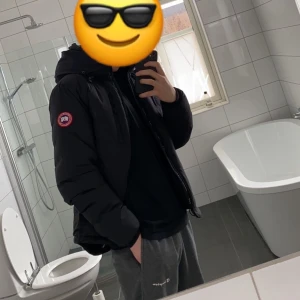 Canada Goose jacka - Intressekoll på min killes Canada Goose dunjacka i storlek S. Väldigt bra skick. Köptes i våras från Care of Carl för 6 000. Är många intresserade startar budgivning, skriv i chatten för frågor🥰