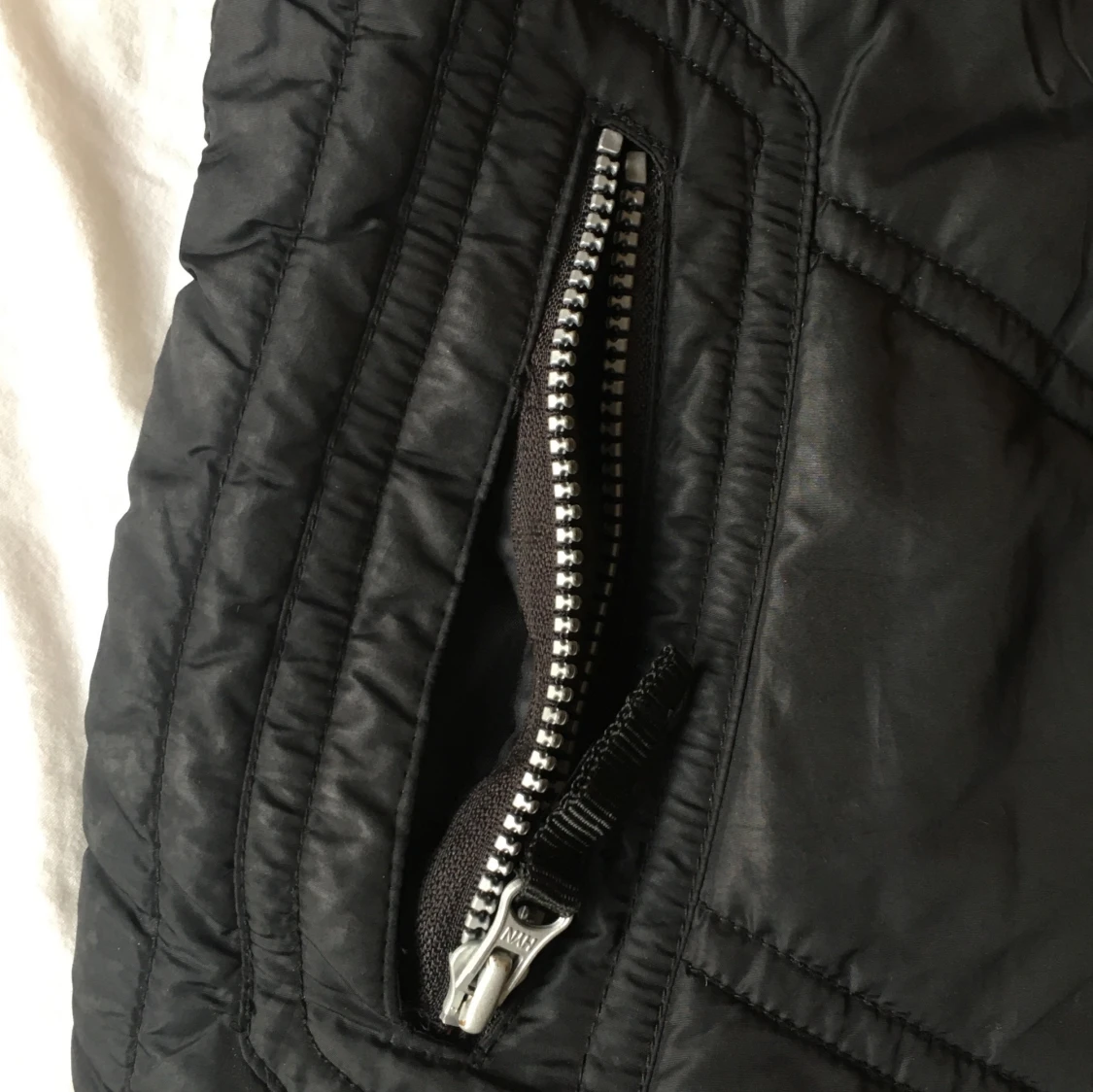 Svart väst med snygga detaljer  - 91