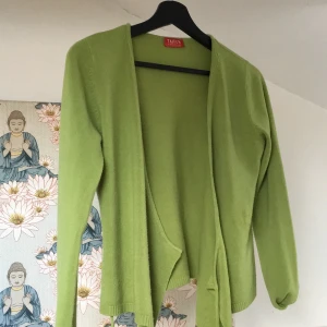 Grön omlott tröja - Trendig tröja som både går att knyta och användas som kofta. Fin färg