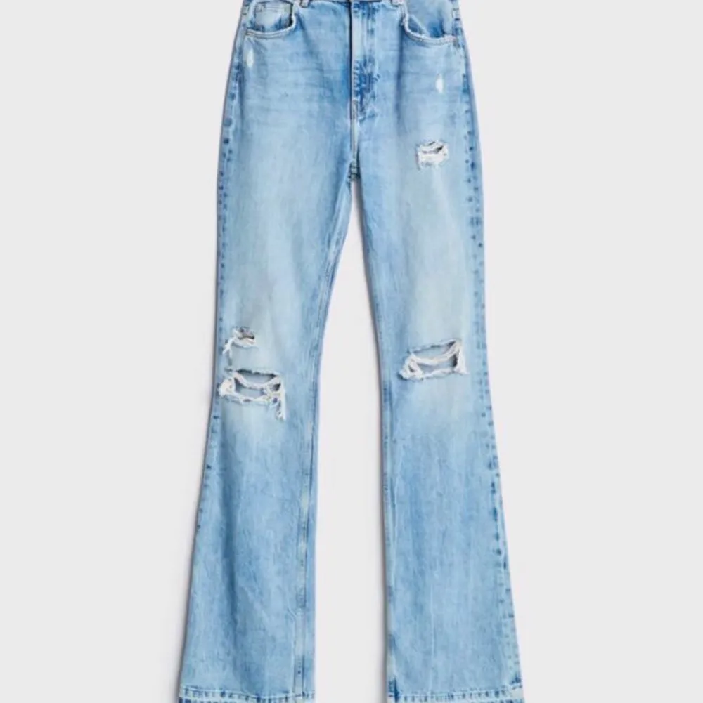 Säljer dessa svin snygga populära jeansen då jag är i behov av pengar. SNYGGASTE jeansen gör ont att behöva sälja. Buda från 300kr🤍🦋 . Jeans & Byxor.