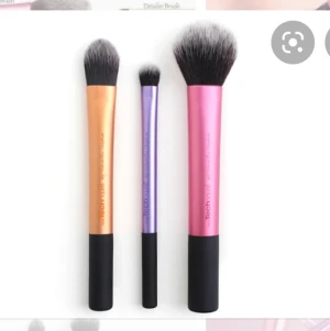 Multi task brush real techniques - Säljer helt ny borste från real techniques, multi tasking brush, den rosa, fungerar till puder, contour, bronzer,
