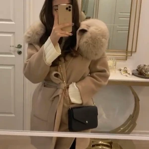 PälsKappa / jacka  - storlek S passar mig som är XS oversized, nyskick köpte den i mars det här året. Köpare står för frakt men kan mötas i Nyköping möjligtvis Stockholm. 