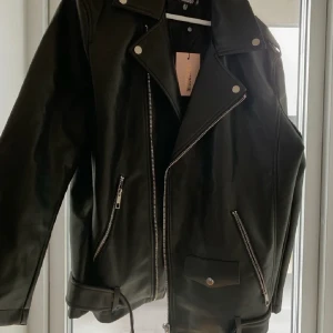 Missguided skinn jacka - Säljer helt oanvänd skinn jacka från missguided köpt här på plick men var tyvärr för stor för mig, storlek 38 och sitter oversized 💕 buda gärna, köparen står för frakten