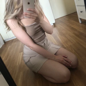 Beige kjol - Säljer min riktigt snygga och stilrena kjol från Gina. Kommer inte till användning och den är enbart använd 1 gång. Precis som ny. 💫