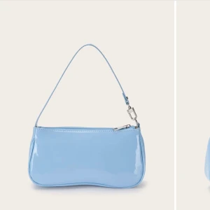 Baguette väska - Säljer denna super fina baguett väskan i en baby blå färg! Super snygg, men har tyvärr inte kommit till användning! Säljer för 150kr inklusive frakt! Köpt för ca 180kr med frakt och väntetiden var ca 1 månad.